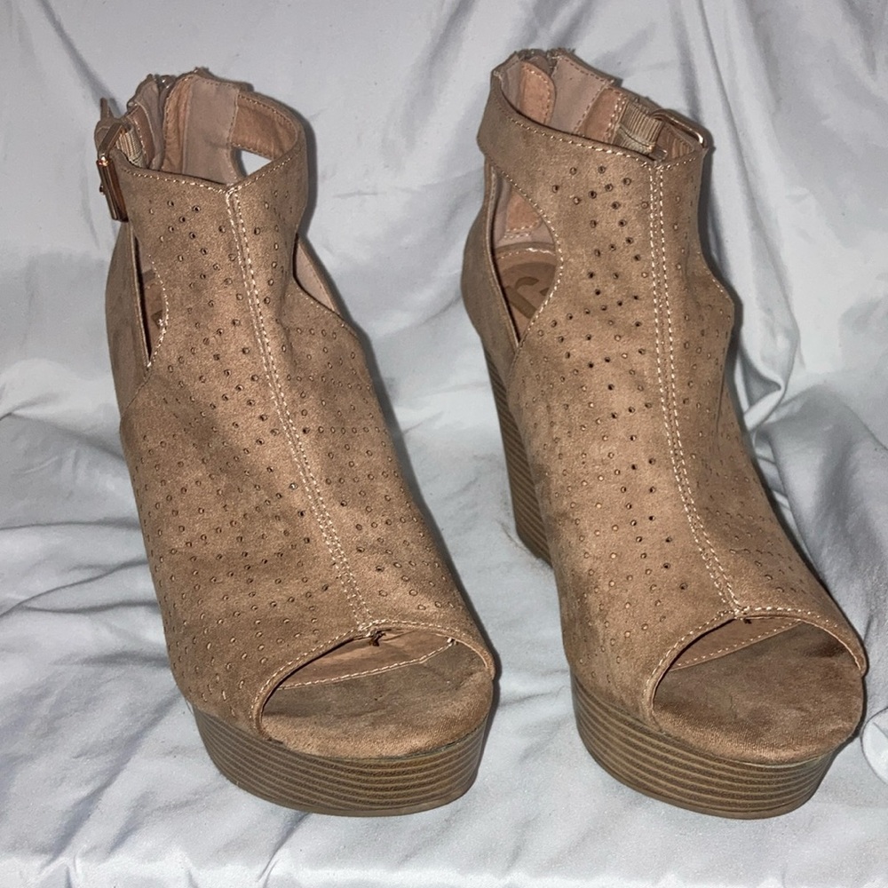 Report Beige Cutout Wedges